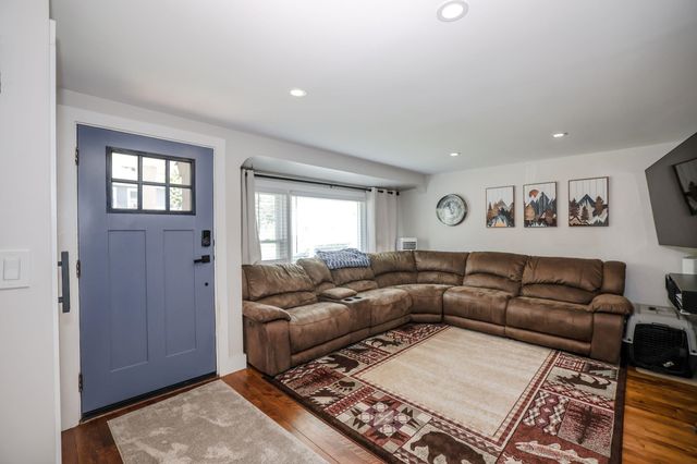 17 Coaker Avenue, Hooksett, NH 03106