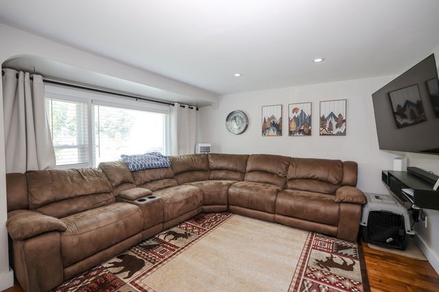 17 Coaker Avenue, Hooksett, NH 03106