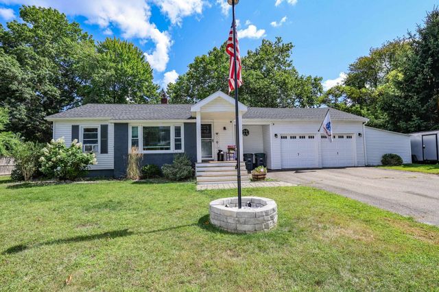 17 Coaker Avenue, Hooksett, NH 03106