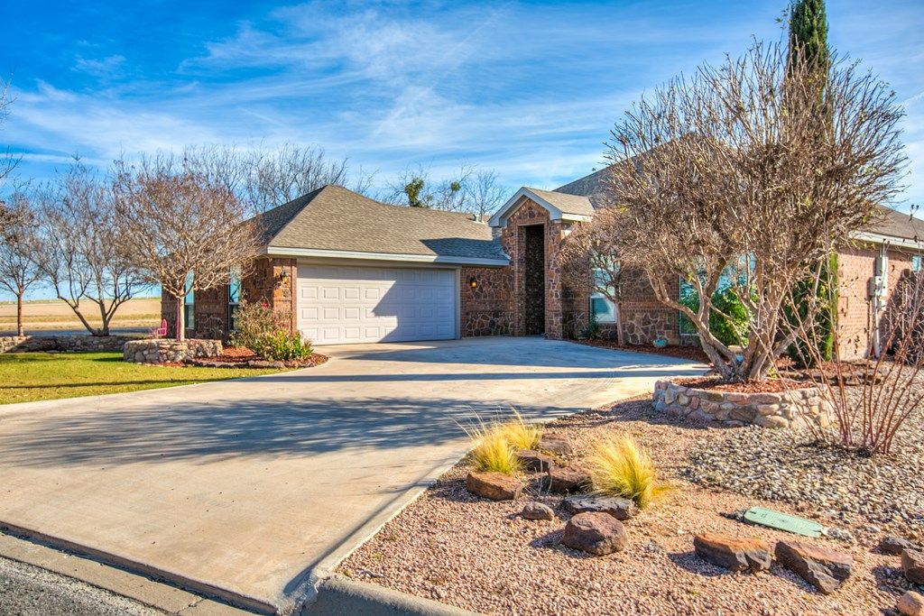 Image 7 of property listing at 1201 S Crossings Court, San Angelo, TX 76904