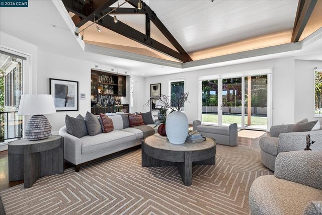 1 Gardiner Ct, Orinda, CA 94563