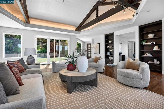 1 Gardiner Ct, Orinda, CA 94563