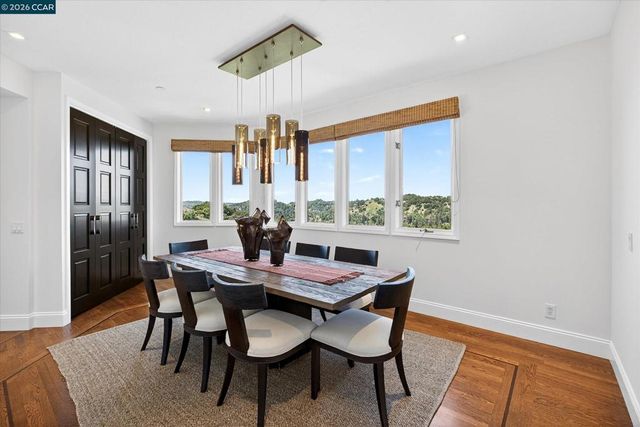 1 Gardiner Ct, Orinda, CA 94563