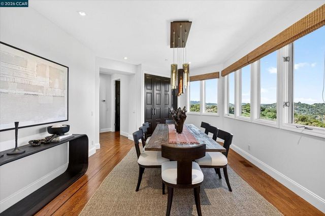 1 Gardiner Ct, Orinda, CA 94563