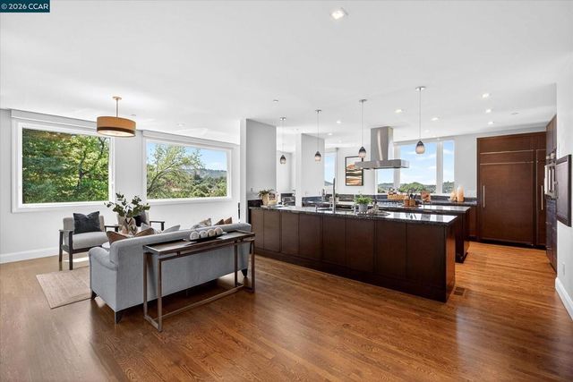 1 Gardiner Ct, Orinda, CA 94563