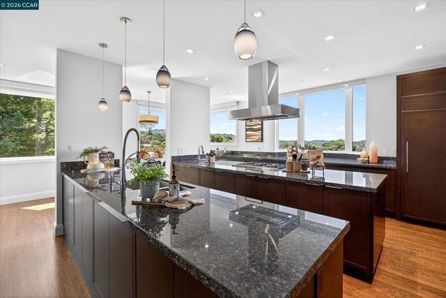 1 Gardiner Ct, Orinda, CA 94563