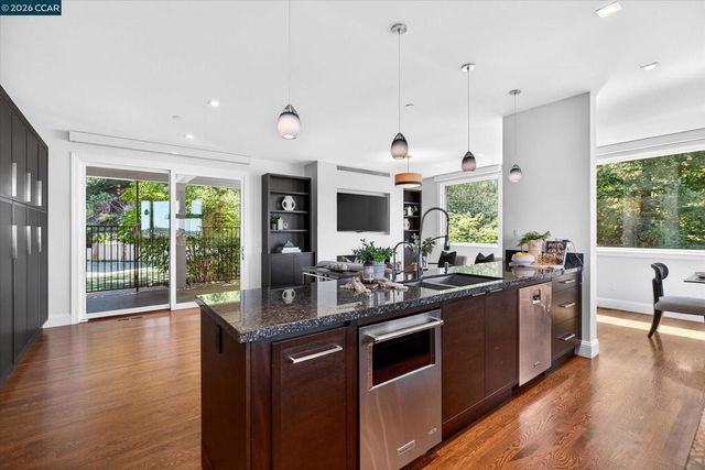 1 Gardiner Ct, Orinda, CA 94563