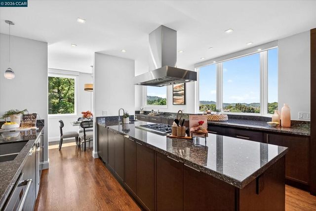 1 Gardiner Ct, Orinda, CA 94563