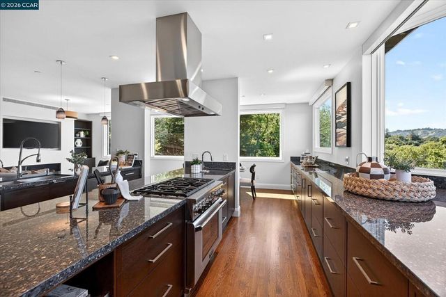 1 Gardiner Ct, Orinda, CA 94563