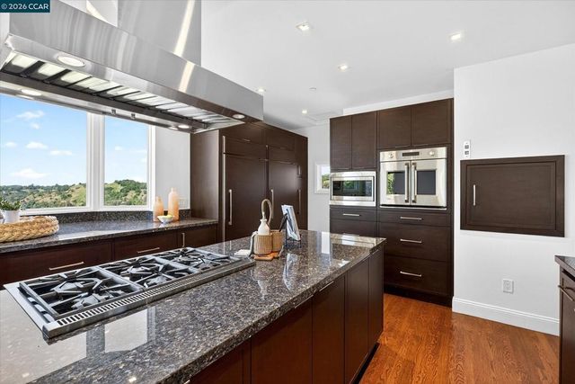 1 Gardiner Ct, Orinda, CA 94563