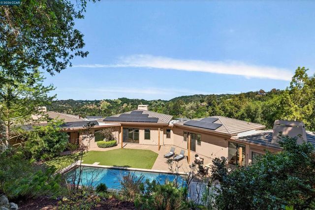 1 Gardiner Ct, Orinda, CA 94563