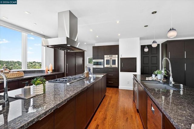 1 Gardiner Ct, Orinda, CA 94563