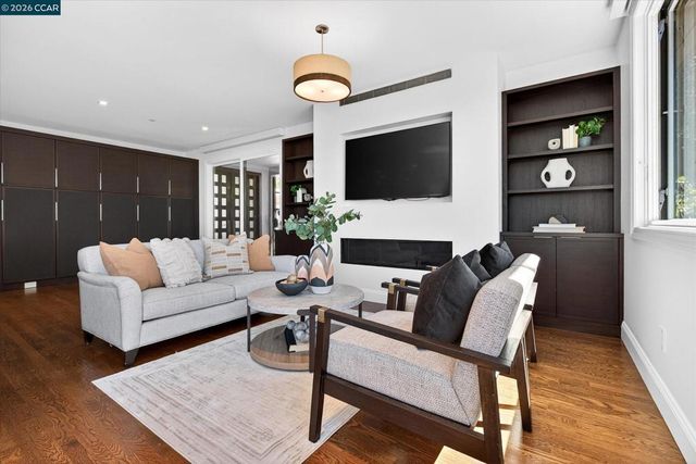 1 Gardiner Ct, Orinda, CA 94563