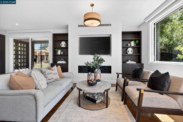 1 Gardiner Ct, Orinda, CA 94563