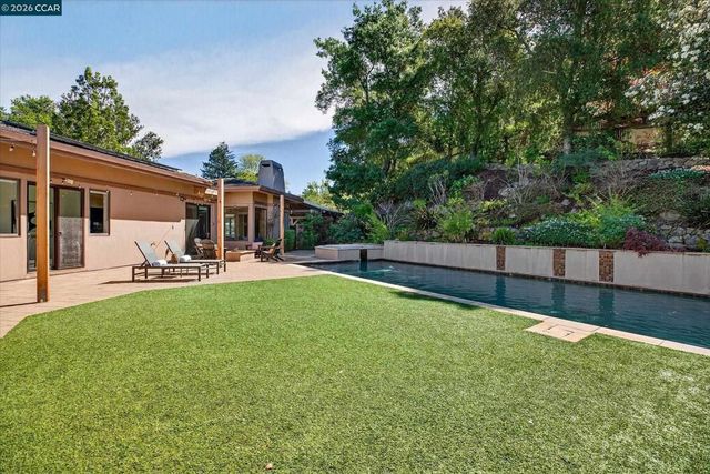 1 Gardiner Ct, Orinda, CA 94563