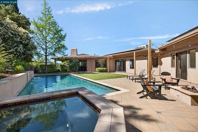 1 Gardiner Ct, Orinda, CA 94563