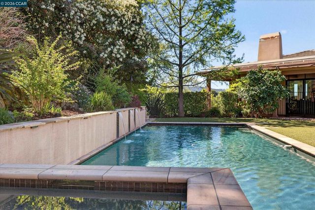 1 Gardiner Ct, Orinda, CA 94563