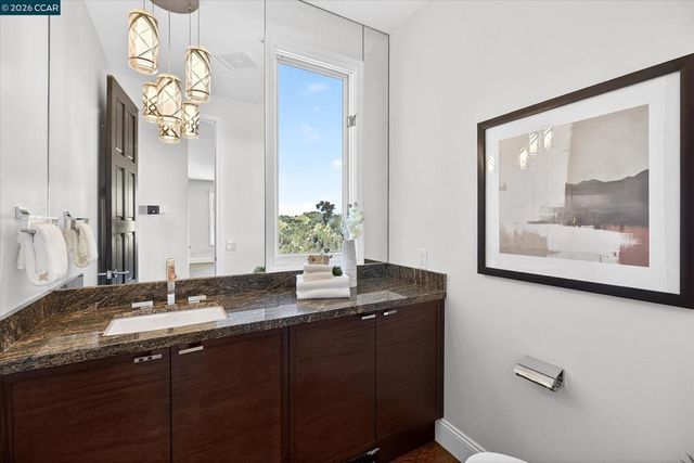 1 Gardiner Ct, Orinda, CA 94563