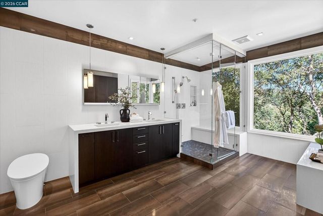 1 Gardiner Ct, Orinda, CA 94563