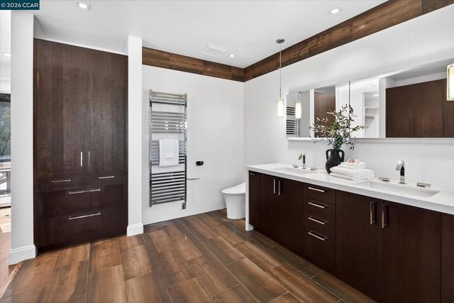 1 Gardiner Ct, Orinda, CA 94563