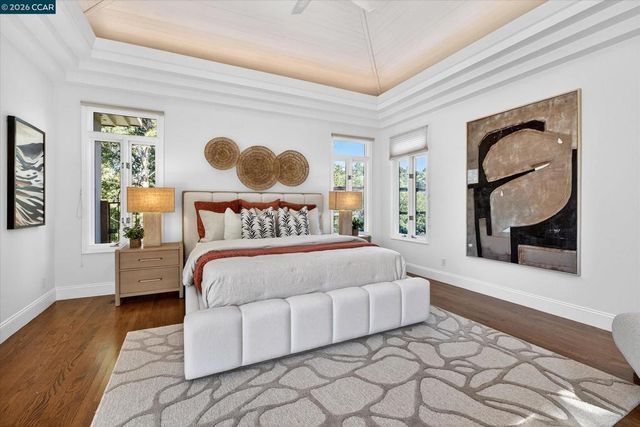 1 Gardiner Ct, Orinda, CA 94563