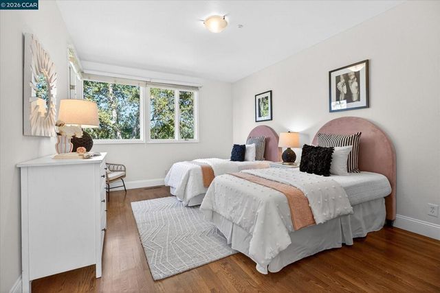 1 Gardiner Ct, Orinda, CA 94563