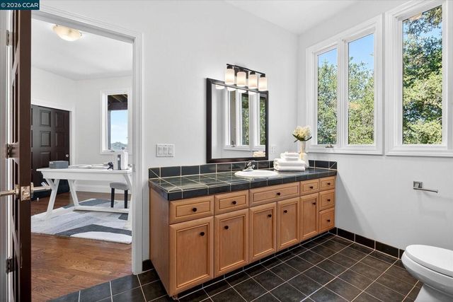 1 Gardiner Ct, Orinda, CA 94563