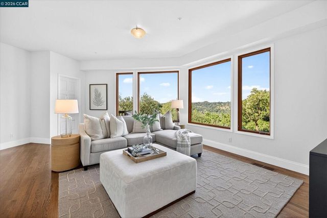 1 Gardiner Ct, Orinda, CA 94563