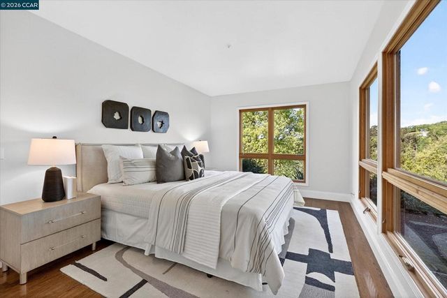 1 Gardiner Ct, Orinda, CA 94563