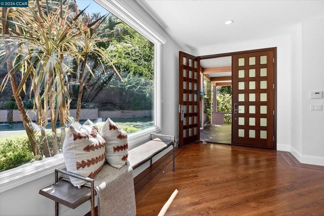 1 Gardiner Ct, Orinda, CA 94563