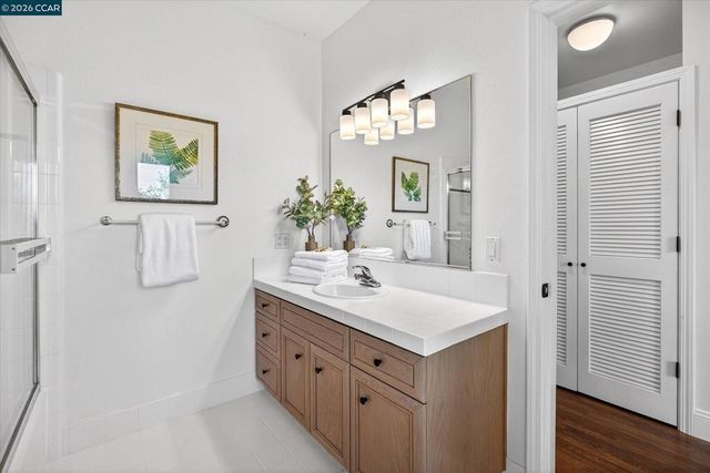 1 Gardiner Ct, Orinda, CA 94563