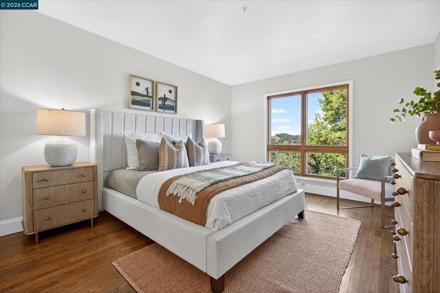 1 Gardiner Ct, Orinda, CA 94563