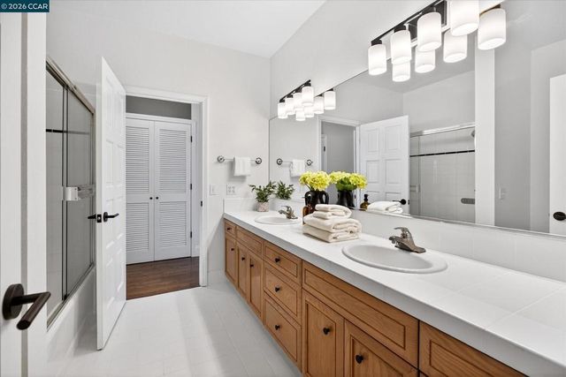 1 Gardiner Ct, Orinda, CA 94563