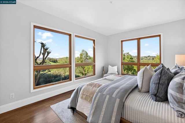 1 Gardiner Ct, Orinda, CA 94563