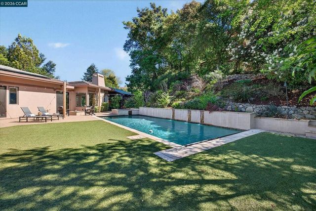 1 Gardiner Ct, Orinda, CA 94563