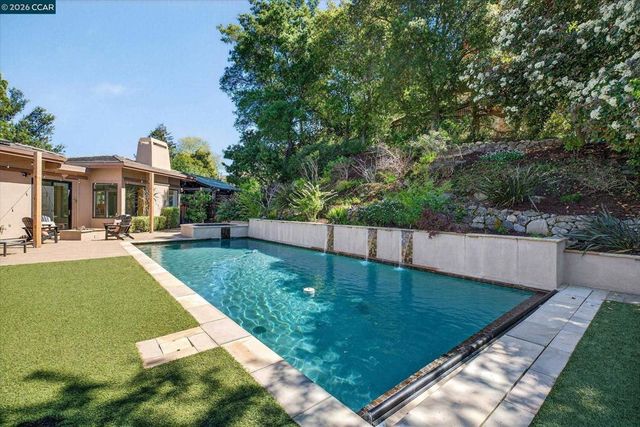 1 Gardiner Ct, Orinda, CA 94563