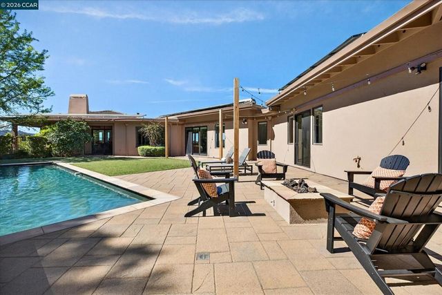 1 Gardiner Ct, Orinda, CA 94563