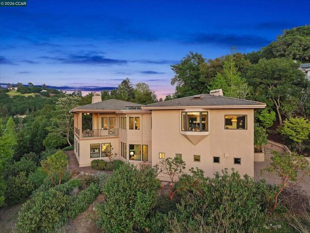 1 Gardiner Ct, Orinda, CA 94563