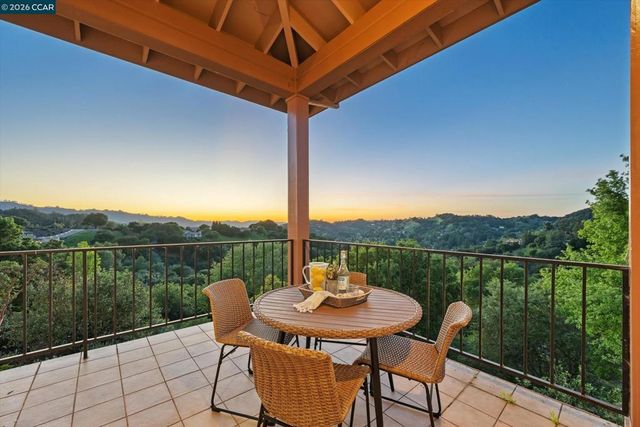 1 Gardiner Ct, Orinda, CA 94563