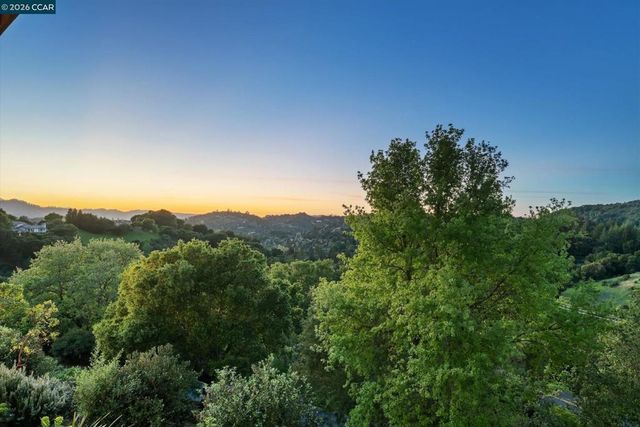 1 Gardiner Ct, Orinda, CA 94563
