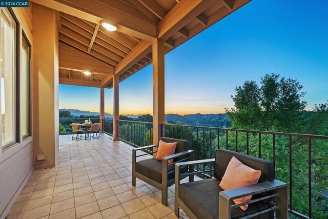 1 Gardiner Ct, Orinda, CA 94563