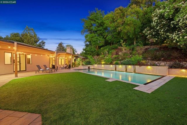 1 Gardiner Ct, Orinda, CA 94563