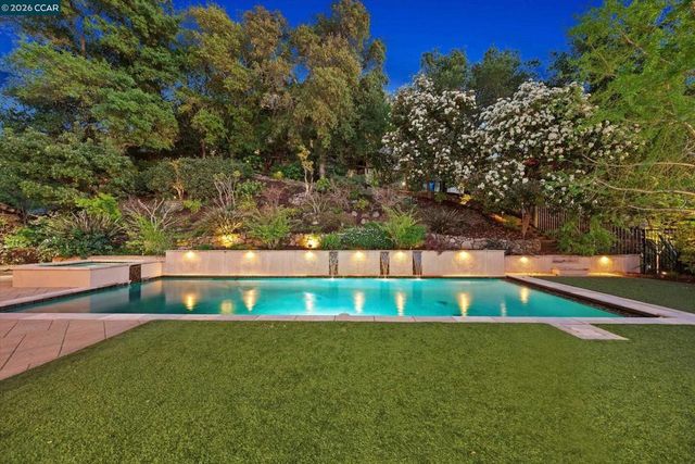 1 Gardiner Ct, Orinda, CA 94563