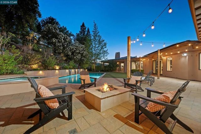 1 Gardiner Ct, Orinda, CA 94563