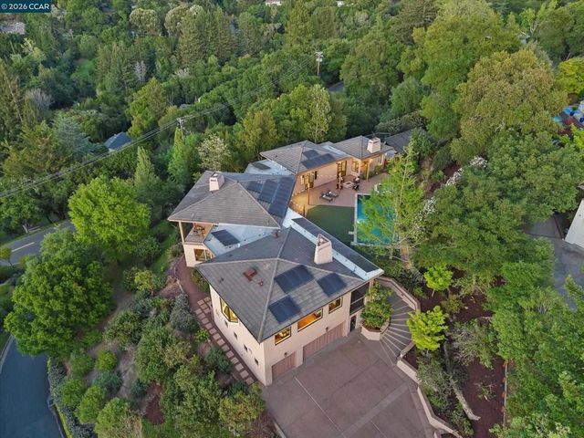 1 Gardiner Ct, Orinda, CA 94563