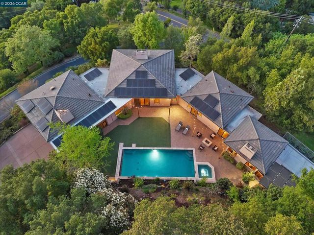 1 Gardiner Ct, Orinda, CA 94563