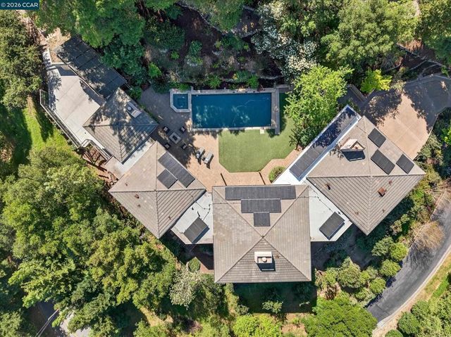 1 Gardiner Ct, Orinda, CA 94563