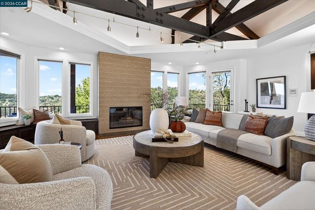 1 Gardiner Ct, Orinda, CA 94563