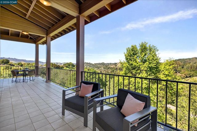 1 Gardiner Ct, Orinda, CA 94563