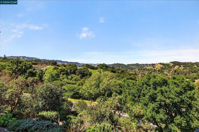 1 Gardiner Ct, Orinda, CA 94563